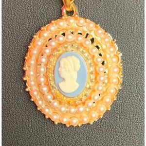 Lovely Cameo pendant Necklace in Pearls/Gold plate, Unmarked